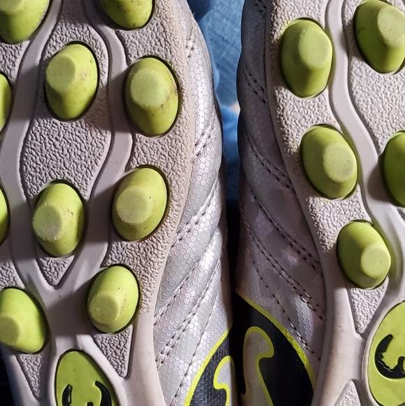 Soccer cleats - Picture 3 of 3